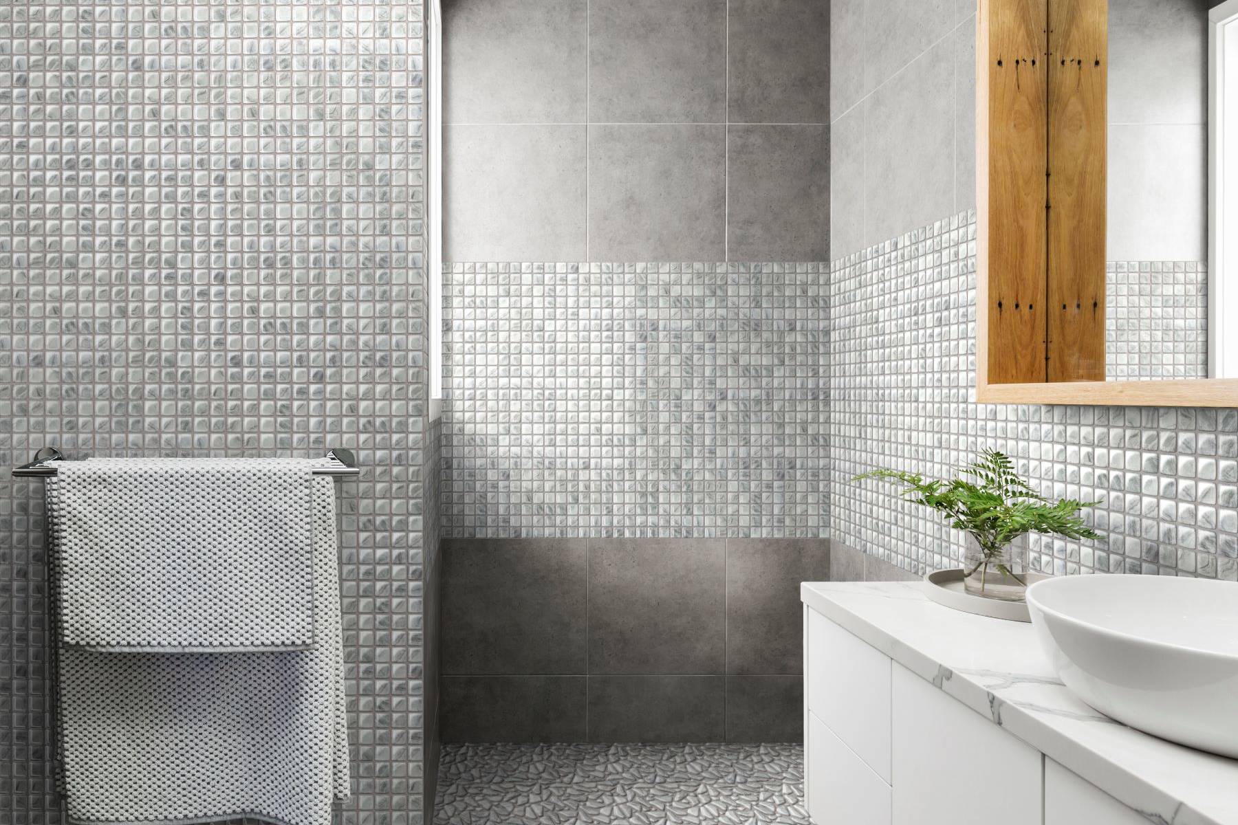 Glass Pebble Light Grey  + Glass Square Light Grey | In Home Stone